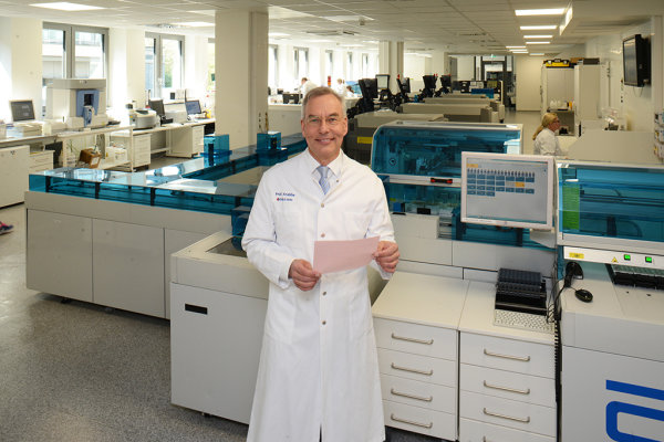 Prof. Dr. Cornelius Knabbe leitet das Institut für Laboratoriums- und Transfusionsmedizin am Herz- und Diabeteszentrum NRW, Bad Oeynhausen. Foto: Armin Kühn.